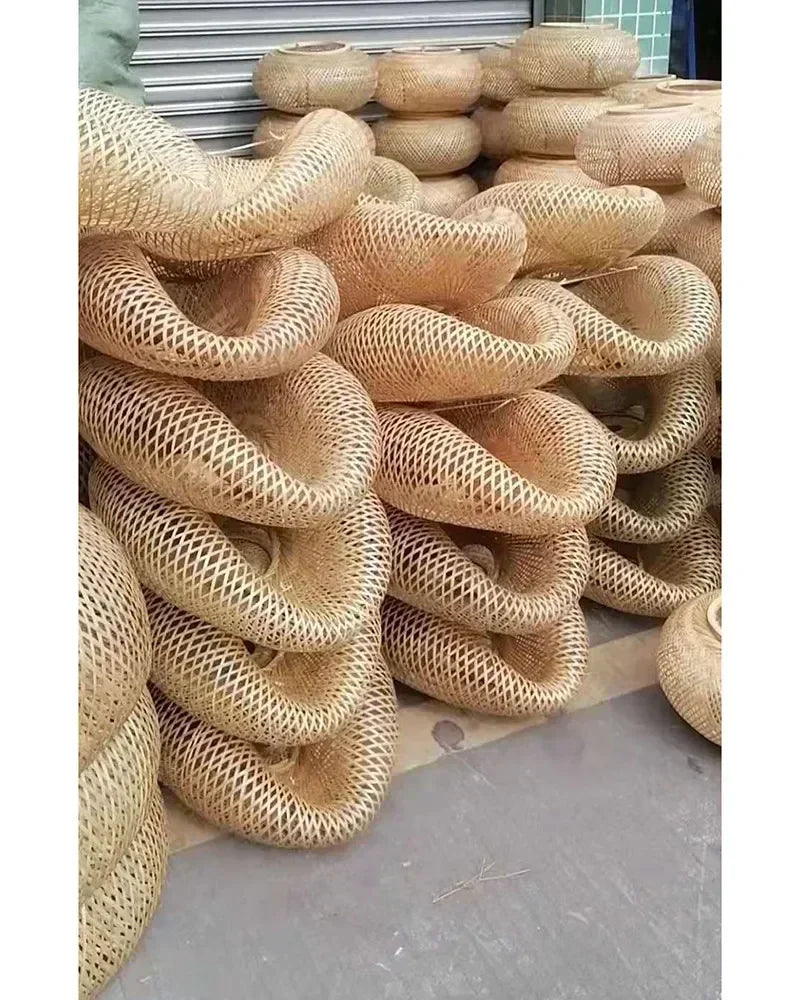 Pendente de rattan em formato orgânico